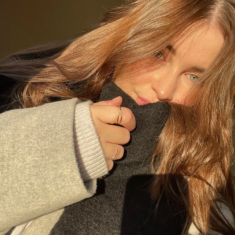 crossover ring in silver on woman